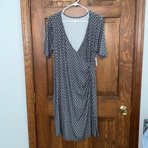 Old Navy-maternity- black/white wrap dress Size L